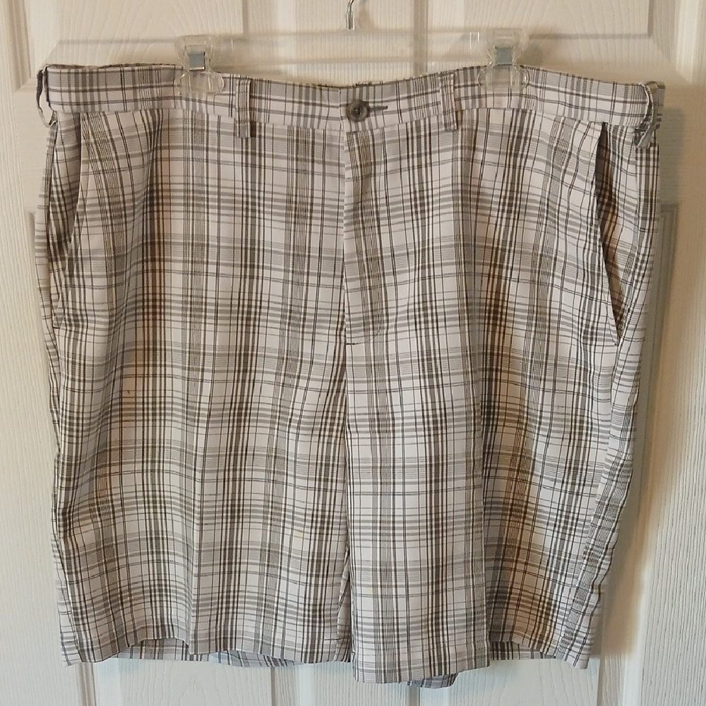 Haggar Men's Plaid Shorts in Gray and White, Size 42 Internal Elastic Waistband.